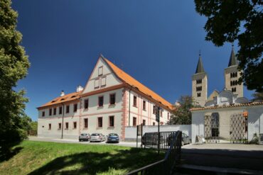 Charitní šití opět pomáhá